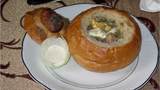 Polská velikononí kyselá polévka  s bramborami, vejcem a klobásou, íká se jí...