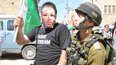 Vojáci zadreli palestinské aktivisty, kteí pochodvali ulicemi Hebronu. 