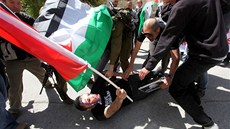 Vojáci zadreli palestinské aktivisty, kteí pochodvali ulicemi Hebronu. Mezi