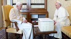 PAPEOVÉ SPOLU. Benedikt XVI. (vlevo) hovoí se svým nástupcem papeem...