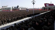 Tisicíe lidí se sely na hlavním pchjongjangském námstí a vyjádily podporu