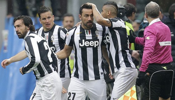 DALÍ VÝHRA LÍDRA. Fotbalisté Juventusu se radují z gólu Fabia Quagliarelly,