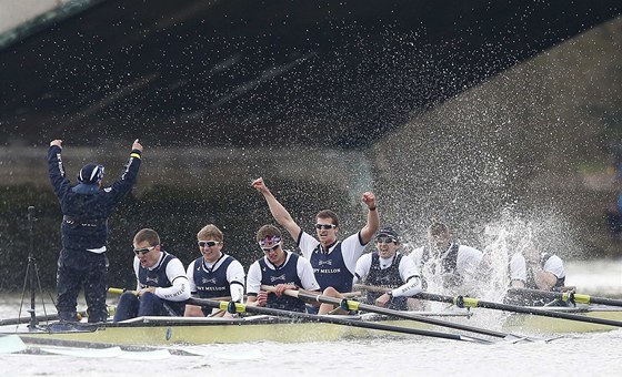 VÍTZOVÉ. Ve 159. roníku slavného závodu Oxford - Cambridge se radovala