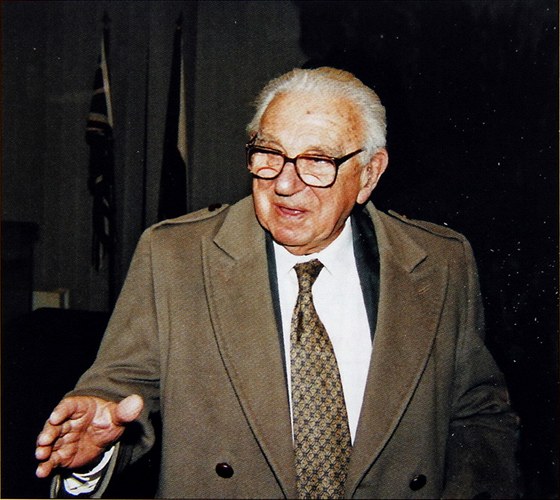 Nicholas Winton pichází v roce 2001 na eské velvyslanectví v Londýn na...