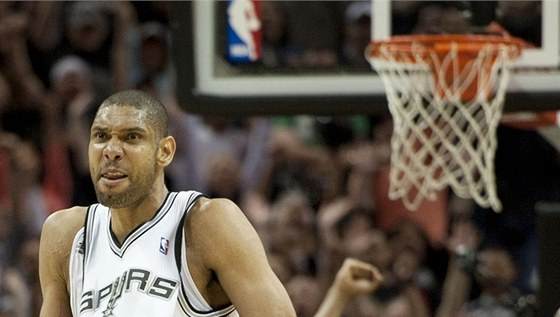 Tim Duncan (vlevo) ze San Antonia slaví vítzný ko proti LA Clippers.