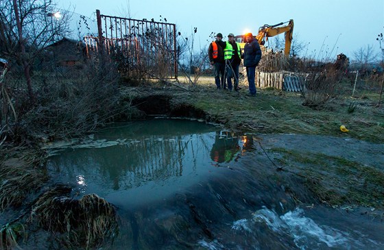 Voda se pehnala zahrádkáskou kolonií a nechala za sebou spou.