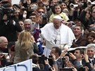 Pape Frantiek mezi vícími po velikononí bohoslub ve Vatikánu. (31....