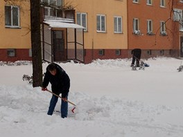 Snhov nadlka vyhnala lidi v Ostrav od svtenho stolu na ulici odklzet