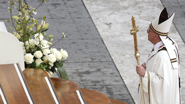 Pape Frantiek pi velikonon bohoslub ve Vatiknu. (31. bezna 2013)