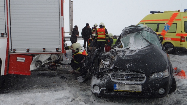 Dopravu na dlnici D1 dv hodiny komplikovala nehoda osobnho auta s hasiskm vozem.