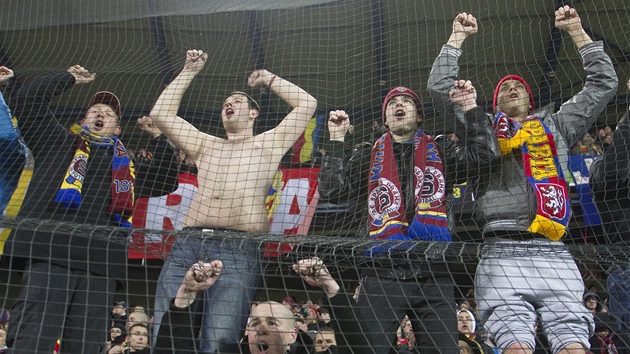 ZAPLNN LETN. Utkn mezi Spartou a Plzn pithlo do ochoz letenskho stadionu 19 128 divk, tolik lid v tto sezon na ligov fotbal jet nepilo.