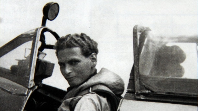 Frantiek Epstein prodlal pilotn vcvik v Britnii a v Kanad, v jnu 1943 byl tce zrann, kdy v kabin jeho letounu vypukl por. Ve vce kolem 300 metr se mu podailo vyrazit vzpenou kabinu a pr sekund ped exploz stroje vyskoit. Ne se mu podn stihl otevt padk, vltl do drt vysokho napt, vechno ale peil a po zotaven ltal u 313. sthac perut.