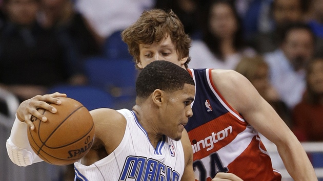 Tobias Harris (u me) z Orlanda pronik kolem Jana Veselho z Washingtonu.