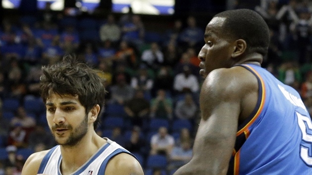 Ricky Rubio (vlevo) z Minnesoty obchz Kendricka Perkinse z Oklahoma City.