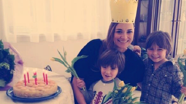 Alena eredov slavila sv 35. narozeniny se syny. (21. bezna 2013)