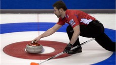 PROTI NORSKU. Český skip Jiří Snítil vysílá kámen v utkání MS v curlingu proti PROTI NORSKU. Český skip Jiří Snítil vysílá kámen v utkání MS v curlingu proti