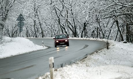 Na silnicích ve vyích polohách leí vrstva zledovatelého snhu (ilustraní snímek).