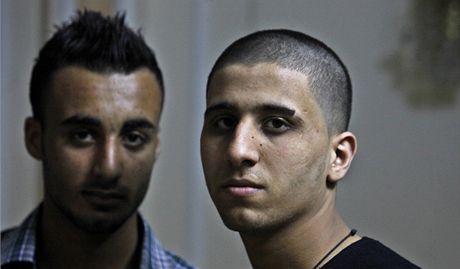 Devatenáctiletý Ayman al-Sayed (vpravo) u na policejní stanici byl a o své