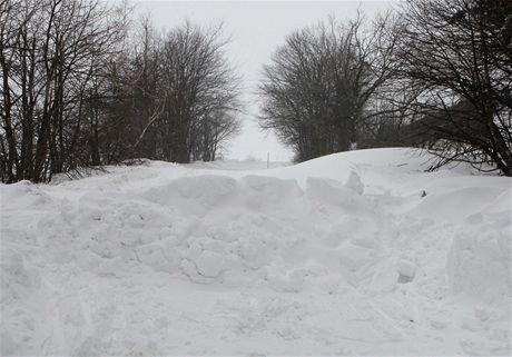 Nesjízdná, snhem zavátá silnice v olomouckém kraji mezi obcemi Jívová a