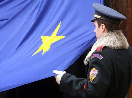 Institut Václava Klause kritizuje vyvení vlajky Evropské unie na Praském hrad (ilustraní snímek).