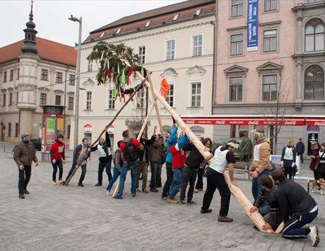 Dopoledním vztyením májky zaaly v Brn msíní studentské oslavy - majáles.