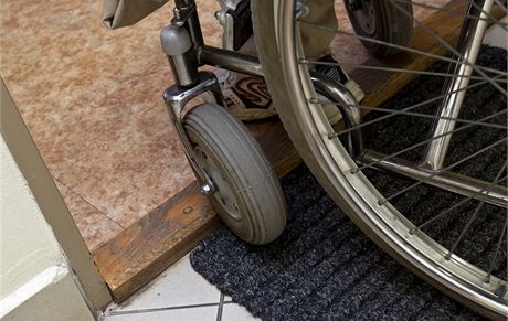 Mladý mu na invalidním vozíku se stal v Ústí nad Labem, kam se vydal za kamarádem, obtí zlodje. (Ilustraní snímek)
