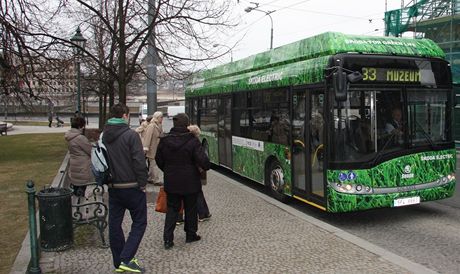 Dvanáctimetrový hybridní autobus koda H12 vyuívá dieselový motor i bateriový