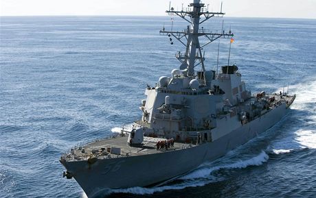 Torpédoborec USS McCain na archivním snímku amerického námonictva (2. dubna