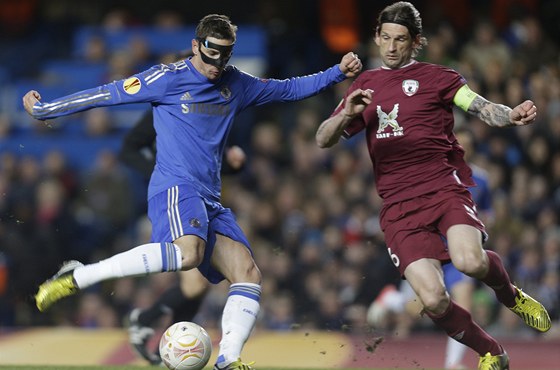 Fernando Torres se pokouí o stelu, kterou blokuje Roman Sharonov z Kazan. Útoník Chelsea nakonec vstelil dv branky.