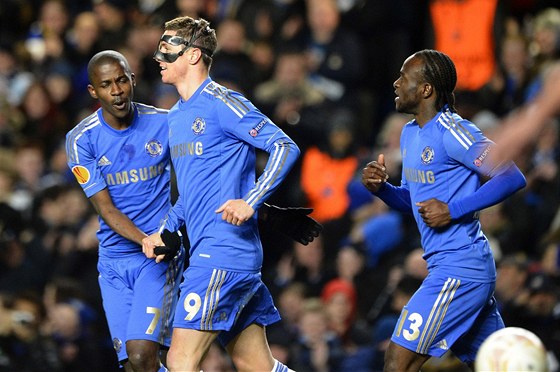 Fotbalisté Chelsea oslavují branku Fernanda Torrese (uprosted). Vlevo je