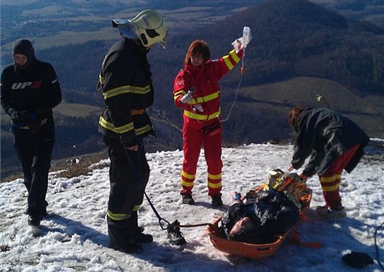 Pro zranného paraglidistu museli hasii slanit a vytáhnout ho na ploinu k