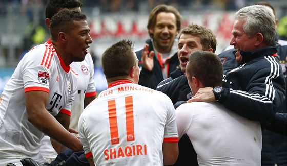 A NEUPADNE. Juppa Heynckese, trenéra Bayernu (vpravo), zvedají jeho svenci k...