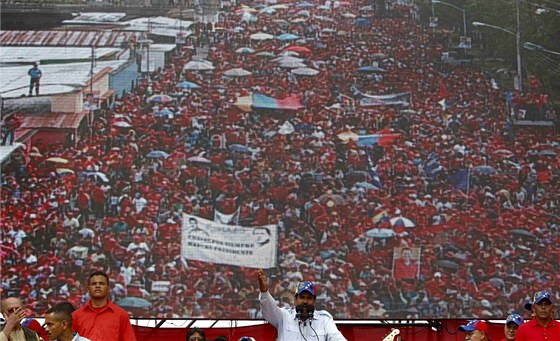 Nicolas Maduro promlouvá bhem pedvolební kampan ke svým píznivcm (2. dubna...