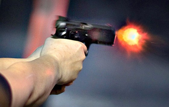 Agresor ohrooval pistolí hosty v restauraci v Chlumu u Tebon. Ilustraní snímek