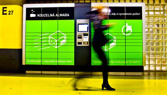 Potovní automat "Kouzelná almara" v garáích obchodního centra na praském