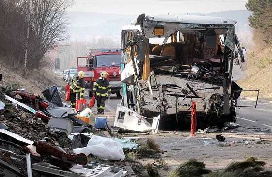 U Rokycan havaroval francouzský autobus plný dtí. (8. dubna 2013)