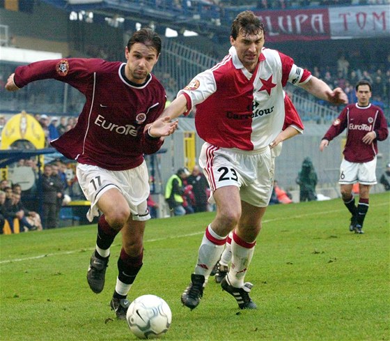 Josef Obajdin ze Sparty (vlevo) v souboji s kapitánem Slavie Janem Suchopárkem v praském prvoligovém derby, které se hrálo 16. bezna 2001. Padlo v nm osm gól a skonilo 4:4.