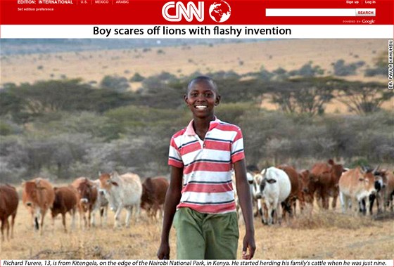 Tináctiletý Richard Turere se svým stádem krav na hranici keského Národního