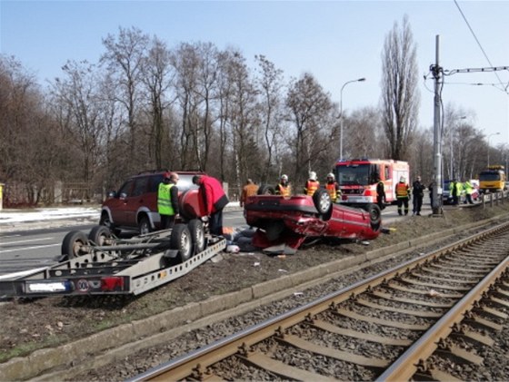 Auto na pívsu se uvolnilo a spadlo do kolejit.