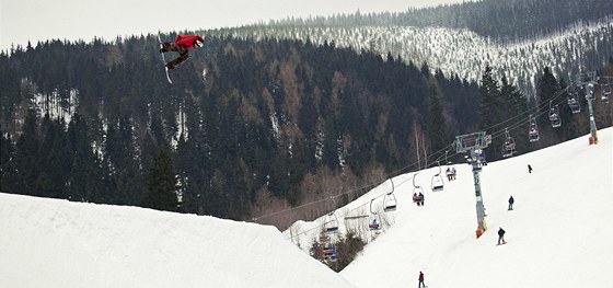 VÍTZ. Snowboardista Dan Paulíek získal na poslední akci sezony Burton pindl