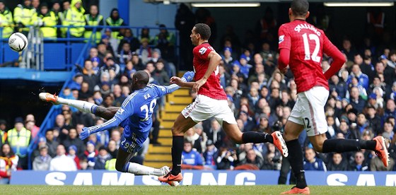 Demba Ba z Chelsea (vlevo) stílí gól do sít Manchesteru United ve tvrfinále