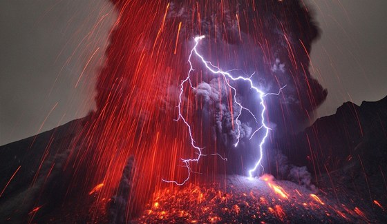 Výboj v sopeném mraku nad sopkou Sakurajima na jiním cípu ostrova Kjúú 