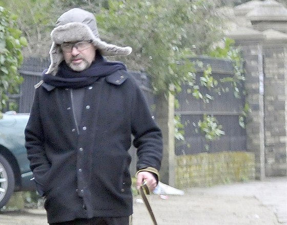 George Michael na procházce se psem (bezen 2013)