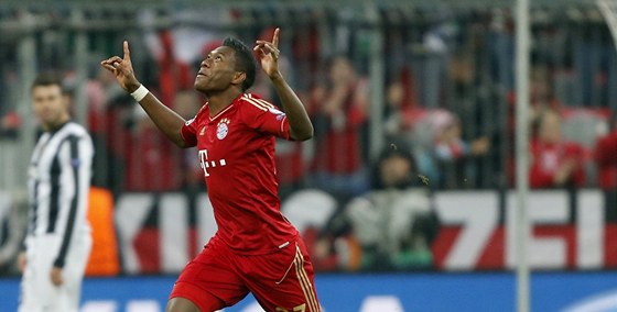 Obránce David Alaba z Bayernu Mnichov slaví gól, který ped chvílí vstelil.