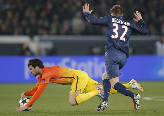 Záloník David Beckham z Paris St. Germain a Cesc Fabregas z Barcelony bojují o