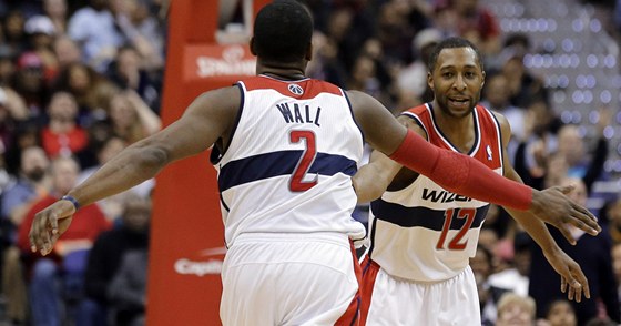 Washingtontí basketbalisté  John Wall (vlevo) a A.J. Price v dobrém rozmaru.