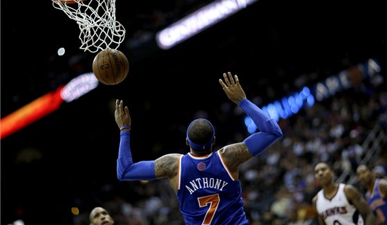 Carmelo Anthony z New Yorku dává jeden ze svých ko v zápase s Atlantou.