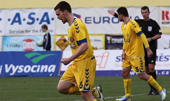 Jihlavský fotbalista Ondej ourek (vlevo) se raduje z gólu v duelu s Brnem.