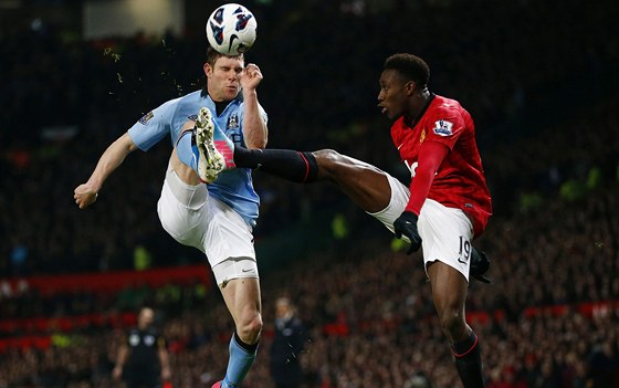 Danny Welbeck z Manchesteru United v souboji s Garethem Barrym z Manchesterm