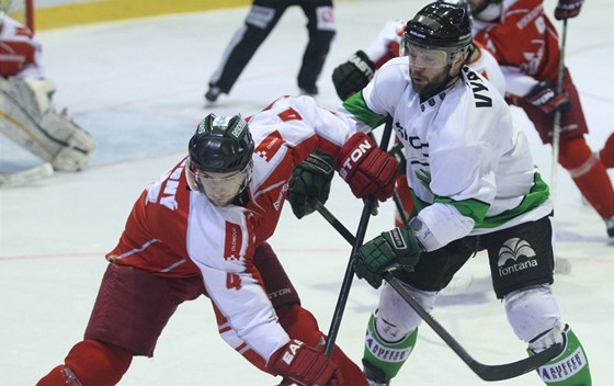 Olomoucký hokejista  Michal Vodný (vlevo) v souboji s mladoboleslavským Davidem